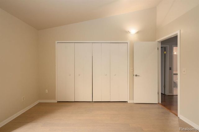 4343 Foxpointe Drive, West Bloomfield, MI 48323