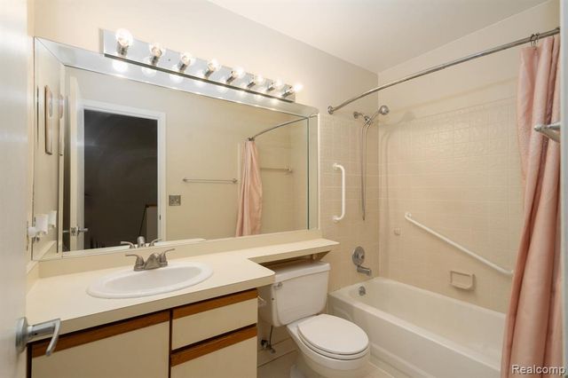 4343 Foxpointe Drive, West Bloomfield, MI 48323