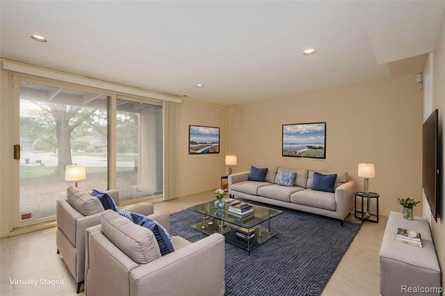4343 Foxpointe Drive, West Bloomfield, MI 48323