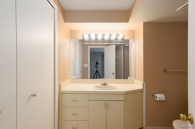 4343 Foxpointe Drive, West Bloomfield, MI 48323