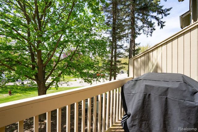 4343 Foxpointe Drive, West Bloomfield, MI 48323