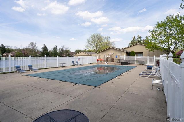 4343 Foxpointe Drive, West Bloomfield, MI 48323