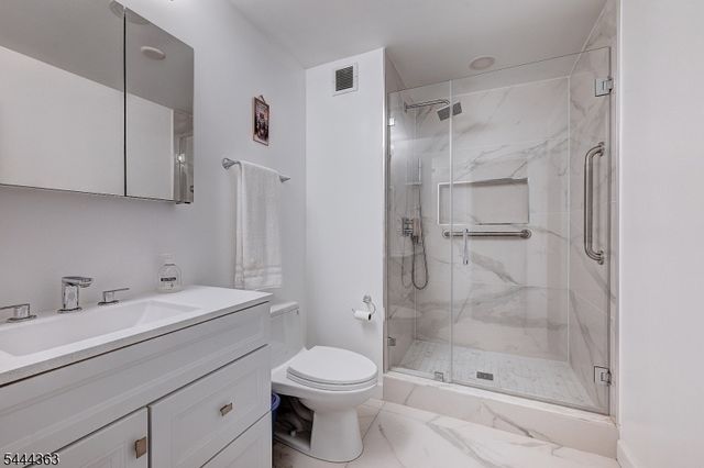 2 Claridge Dr M W, Verona Twp., NJ 07044