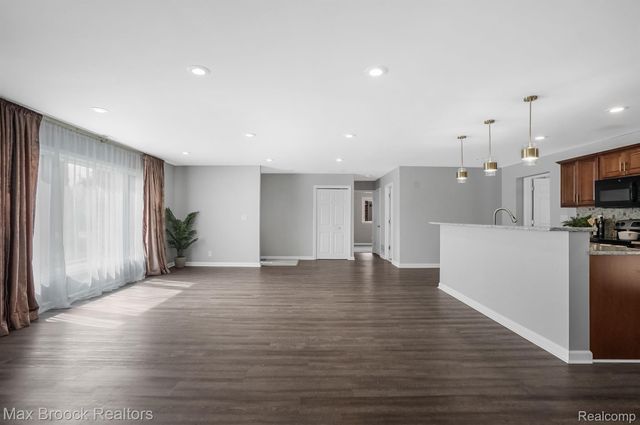 2905 W HICKORY GROVE Road, Bloomfield Charter Township, MI 48302