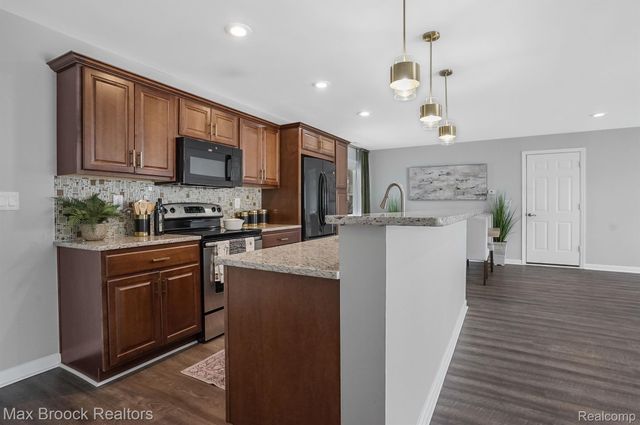 2905 W HICKORY GROVE Road, Bloomfield Charter Township, MI 48302