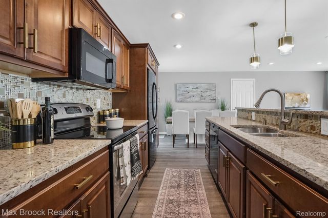 2905 W HICKORY GROVE Road, Bloomfield Charter Township, MI 48302