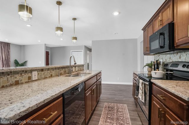 2905 W HICKORY GROVE Road, Bloomfield Charter Township, MI 48302