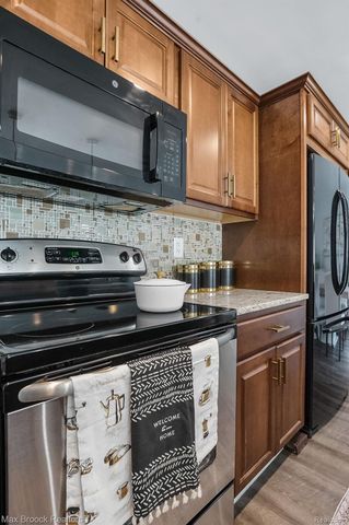 2905 W HICKORY GROVE Road, Bloomfield Charter Township, MI 48302
