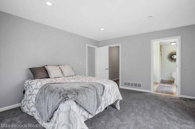 2905 W HICKORY GROVE Road, Bloomfield Charter Township, MI 48302