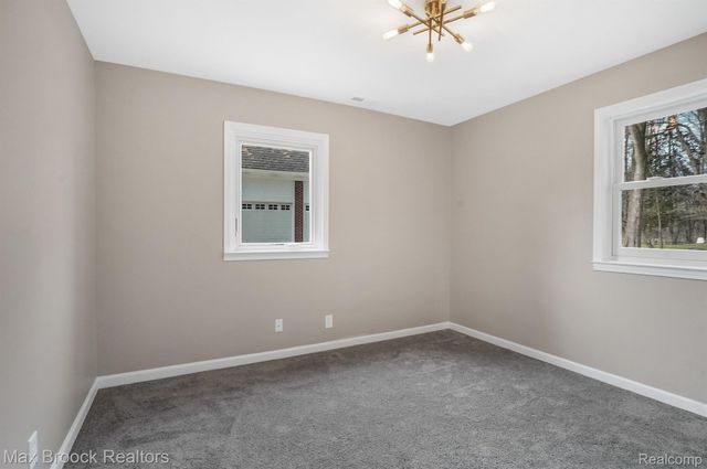 2905 W HICKORY GROVE Road, Bloomfield Charter Township, MI 48302