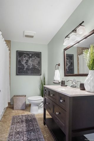 2905 W HICKORY GROVE Road, Bloomfield Charter Township, MI 48302