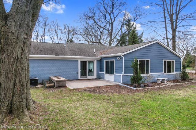 2905 W HICKORY GROVE Road, Bloomfield Charter Township, MI 48302