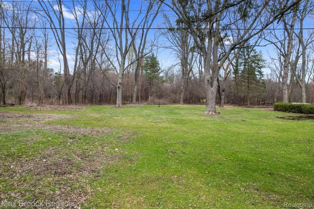 2905 W HICKORY GROVE Road, Bloomfield Charter Township, MI 48302