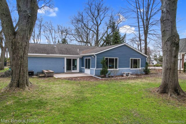 2905 W HICKORY GROVE Road, Bloomfield Charter Township, MI 48302
