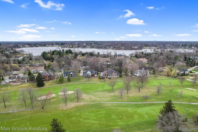 2905 W HICKORY GROVE Road, Bloomfield Charter Township, MI 48302