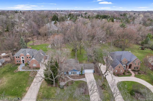 2905 W HICKORY GROVE Road, Bloomfield Charter Township, MI 48302