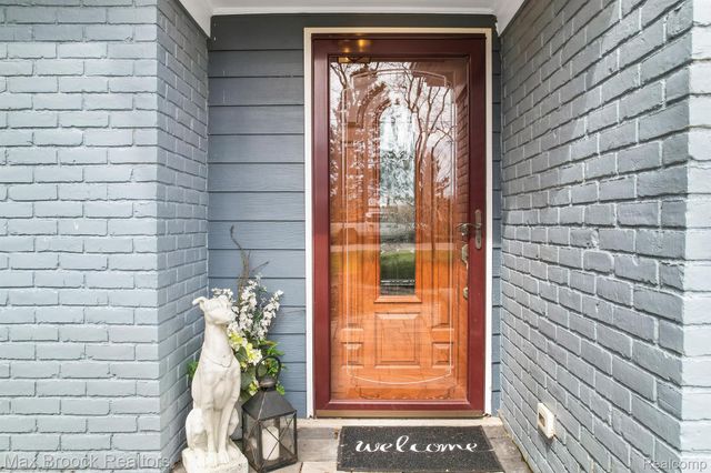 2905 W HICKORY GROVE Road, Bloomfield Charter Township, MI 48302