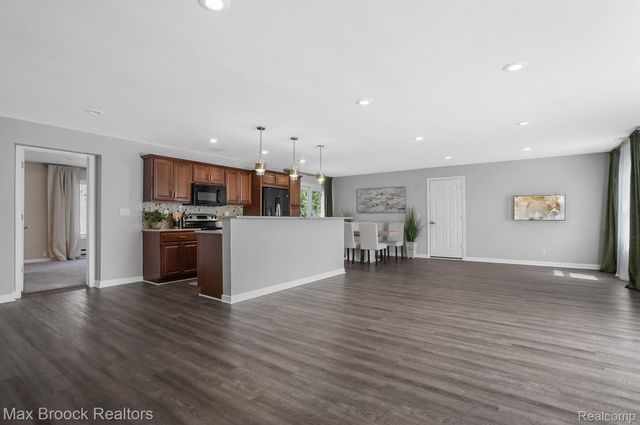2905 W HICKORY GROVE Road, Bloomfield Charter Township, MI 48302