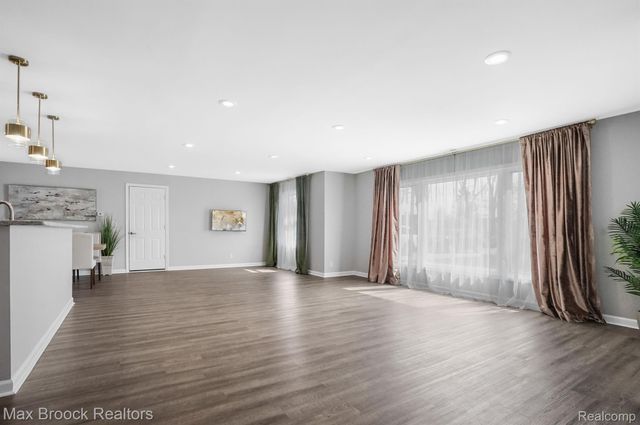 2905 W HICKORY GROVE Road, Bloomfield Charter Township, MI 48302