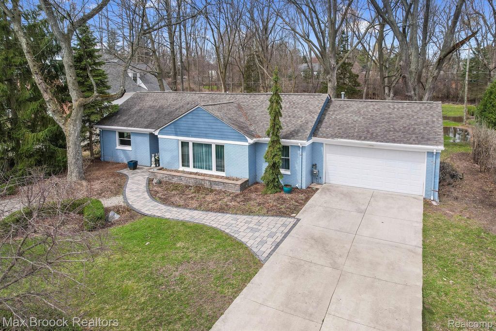 2905 W HICKORY GROVE Road, Bloomfield Charter Township, MI 48302