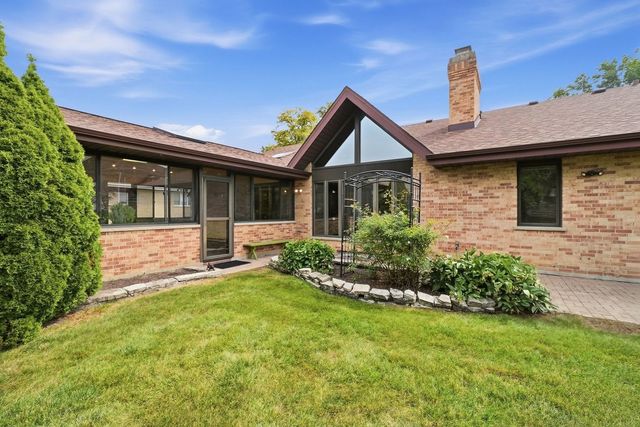 254 Wood Glen Lane, Oak Brook, IL 60523