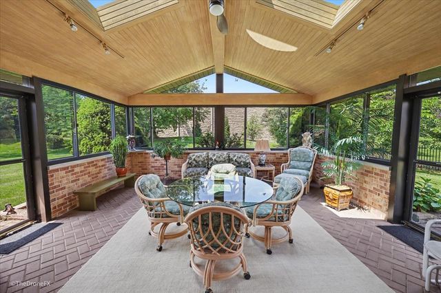 254 Wood Glen Lane, Oak Brook, IL 60523