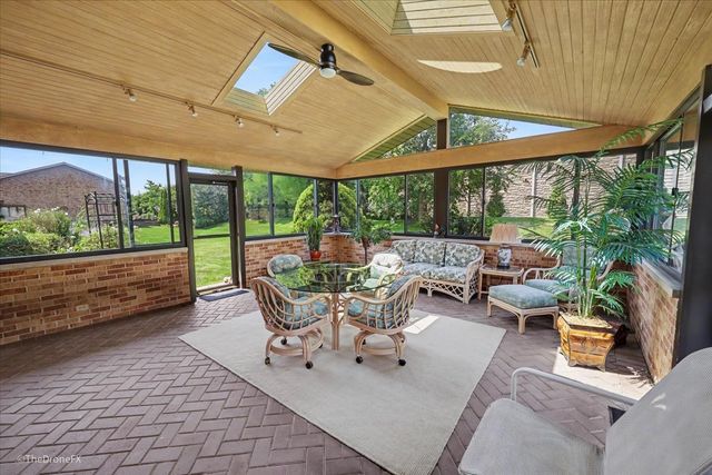 254 Wood Glen Lane, Oak Brook, IL 60523