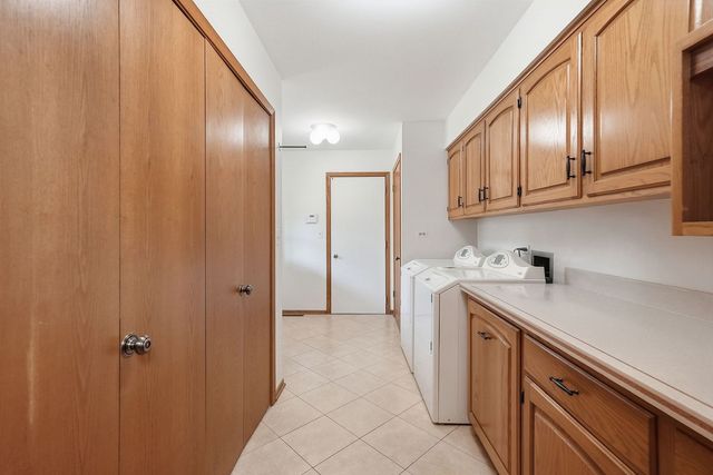 254 Wood Glen Lane, Oak Brook, IL 60523
