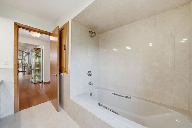 254 Wood Glen Lane, Oak Brook, IL 60523