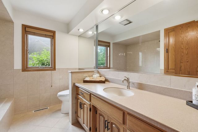 254 Wood Glen Lane, Oak Brook, IL 60523