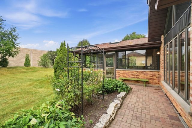 254 Wood Glen Lane, Oak Brook, IL 60523