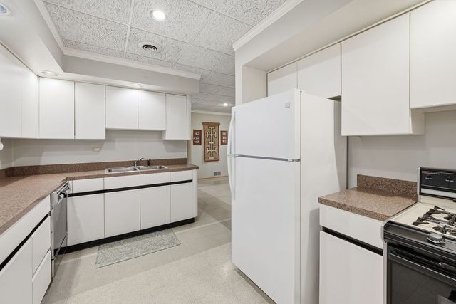 254 Wood Glen Lane, Oak Brook, IL 60523