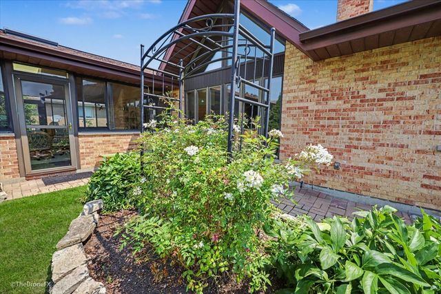 254 Wood Glen Lane, Oak Brook, IL 60523