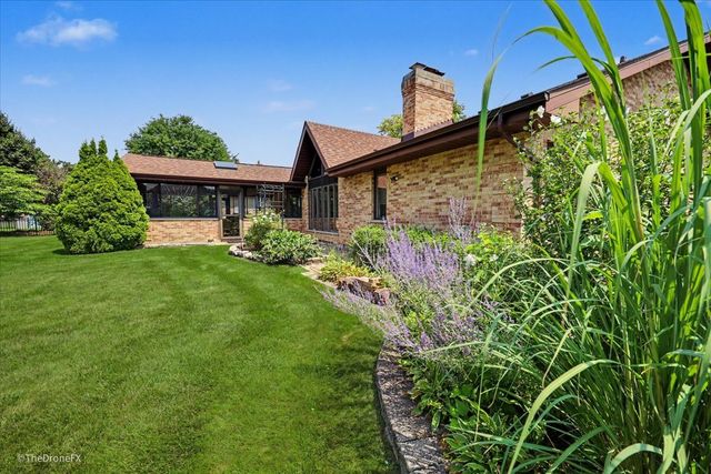 254 Wood Glen Lane, Oak Brook, IL 60523
