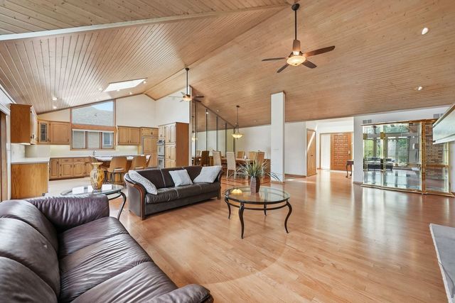 254 Wood Glen Lane, Oak Brook, IL 60523
