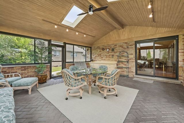 254 Wood Glen Lane, Oak Brook, IL 60523