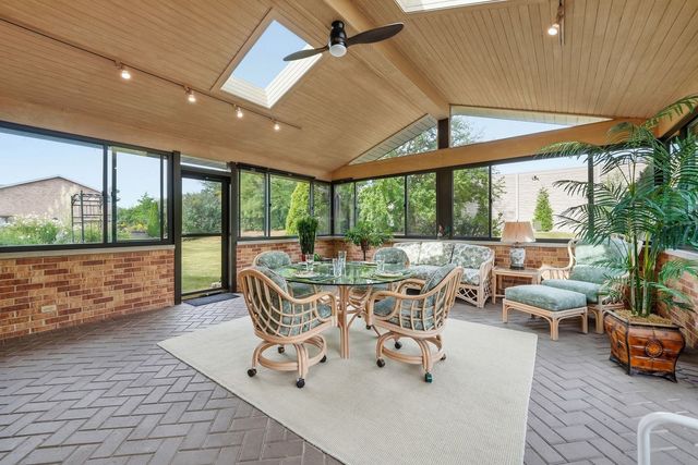 254 Wood Glen Lane, Oak Brook, IL 60523