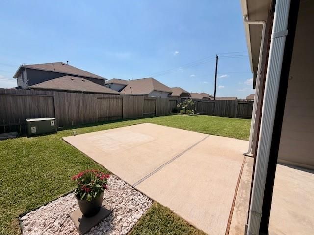 8711 W Crescent Lake Circle, Baytown, TX 77521