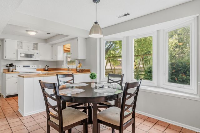 9919 E Limberlost Trail, Fort Wayne, IN 46825