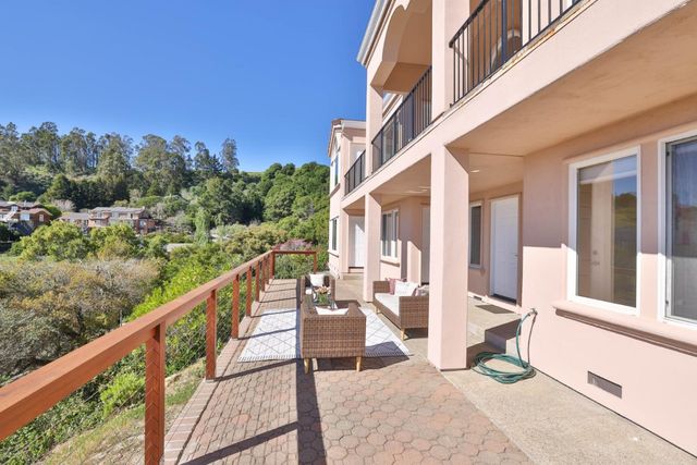 15 Serramar Drive, Oakland, CA 94611