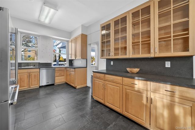 152 Sutton Manor Road, New Rochelle, NY 10801