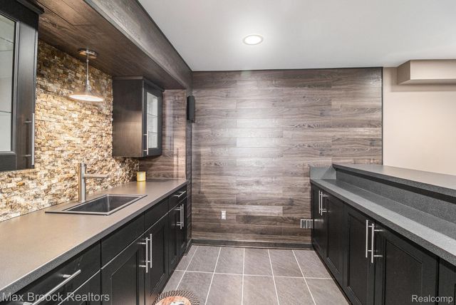 25731 Abbey Drive, Novi, MI 48374