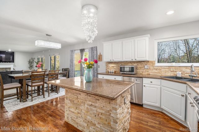 25731 Abbey Drive, Novi, MI 48374