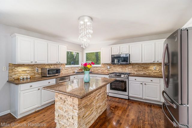 25731 Abbey Drive, Novi, MI 48374