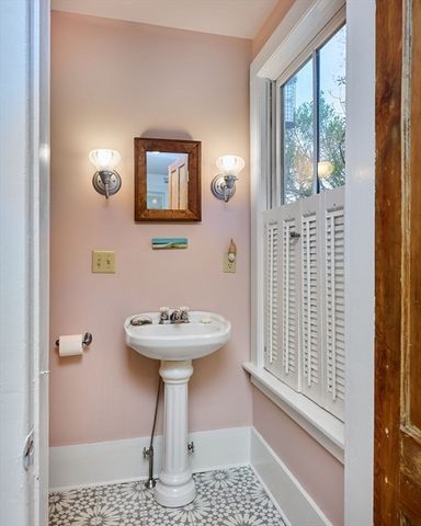 11 Norwood Ave, Northampton, MA 01060