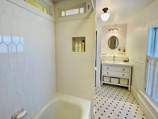 11 Norwood Ave, Northampton, MA 01060