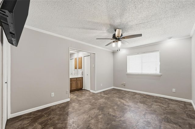 2621 Summertree Drive, Carrollton, TX 75006