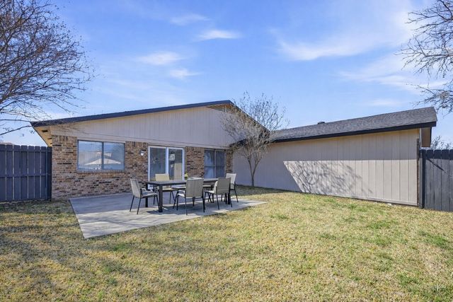 2621 Summertree Drive, Carrollton, TX 75006