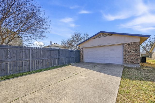 2621 Summertree Drive, Carrollton, TX 75006