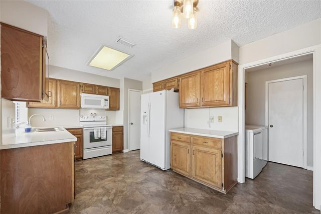 2621 Summertree Drive, Carrollton, TX 75006